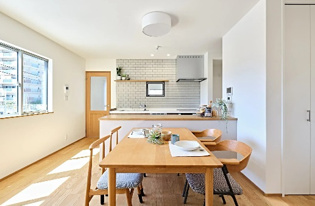 【同社施工例】キッチン前のダイニングスペース　カウンターキッチンから料理の受け渡し等に便利です。ダイニングセットを置いても十分な広さを確保。