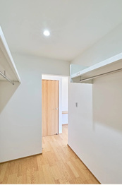 【同社施工例】シューズインクローク（シューズクローク）は、玄関横に設けられる収納スペースで、靴だけでなく、傘やベビーカー、アウトドア用品など外で使うアイテムを収納できる便利な空間です。