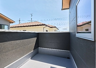 【同社施工例】日照が豊富で温暖な陽光を受けられ、植物の育成やリラックススペースとして活用可能です。洗濯物の乾燥が速く、快適な生活環境を提供。自然の光を取り込み、室内を明るくしてくれます。