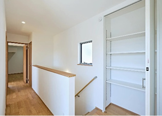 【同社施工例】廊下収納があり、居住空間の収納不足を解消し、部屋を広く使えます。