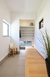 【同社施工例】シューズインクローク（シューズクローク）は、玄関横に設けられる収納スペースで、靴だけでなく、傘やベビーカー、アウトドア用品など外で使うアイテムを収納できる便利な空間です。