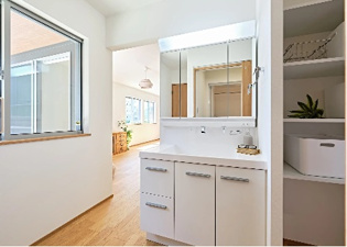 【同社施工例】化粧品や洗顔料、歯ブラシなどの必需品をまとめて置ける収納スペースがあり、使用するたびに取り出す手間が省けます。また、水回りのため、濡れても大丈夫な素材が使用されており、お手入れが簡単。