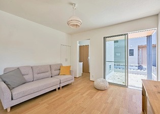 【同社施工例】リビングダイニングは家族や友人とのコミュニケーションを楽しむ場所でくつろぎながら食事や会話を楽しめ、多目的に利用できリラックスできる空間です。