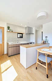 【同社施工例】シンプルなデザインと使いやすさを兼ね備えた対面式システムキッチンは、効率的な作業スペースを提供し、家族やゲストとのコミュニケーションを促進します。