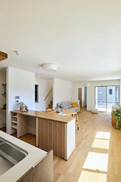 【同社施工例】リビング階段設計となっており、家族皆様が自然とリビングスペースに集まります。大きな窓が設置されており、明るい日差しが入ります。リビングセットを置いても十分な広さが確保されています。