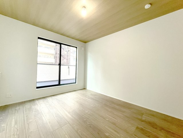 【洋室】 | 高槻市城西町　新築戸建て♪ | 【同社施工例写真】洋室♪
収納付き洋室♪