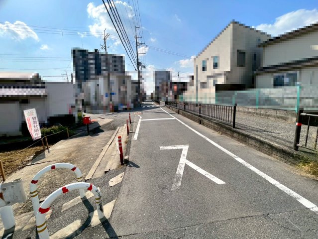 【前面道路含む現地写真】 | 高槻市城西町　新築戸建て♪ | 【現地写真】
・現状更地！自由設計可能♪
・前面道路、約6.8メートル(歩道含む)♪
・間口8.4ｍで駐車ラクラク♪