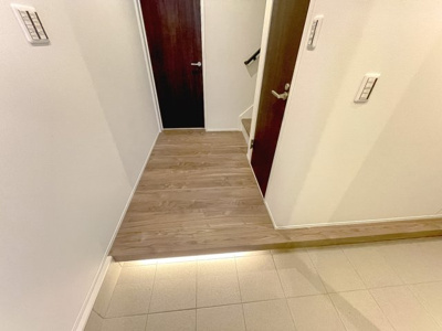 【居間・リビング】 | 高槻市城西町　新築戸建て♪ | 【同社施工例写真】リビング♪
間取りプラン例は、南向きテラス付きで日当たり良好！
家事動線がとても便利です！