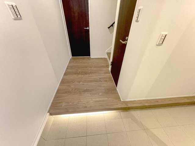 【居間・リビング】 | 高槻市城西町　新築戸建て♪ | 【同社施工例写真】リビング♪
間取りプラン例は、南向きテラス付きで日当たり良好！
家事動線がとても便利です！