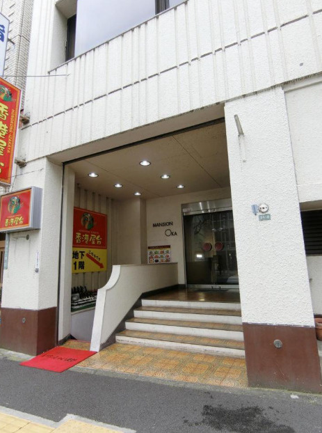 岡ビルのエントランス