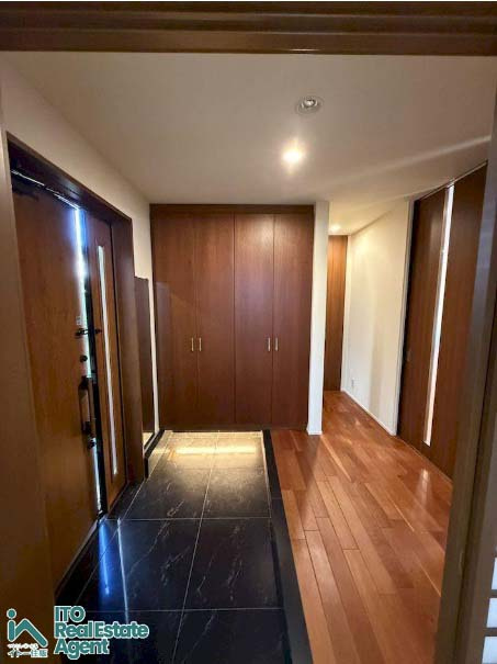 岩倉幡枝町　中古戸建の玄関