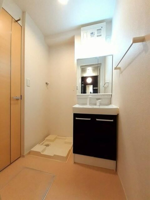 【洗面所】 | Villa wisteria | ゆったりとスペースのある洗面所