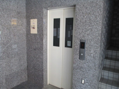 【エントランス】 | エクセレント上新8 | エレベーター付きなのは便利ですね