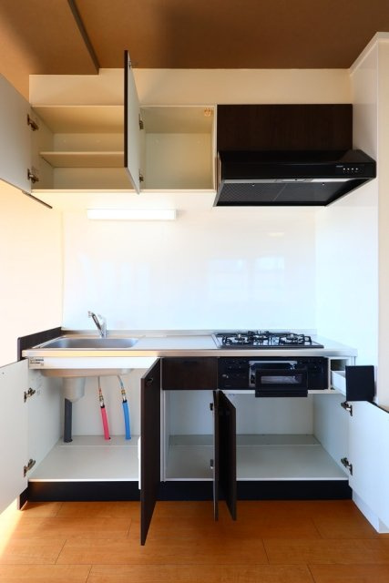 蛎殻町団地のキッチン|コンパクトなキッチンで掃除もラクラク