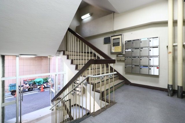 蛎殻町団地のエントランス|建物の内部です