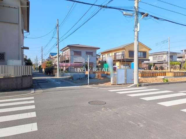 越谷市弥栄町4丁目 新築分譲住宅 全3棟 3号棟の前面道路含む現地写真