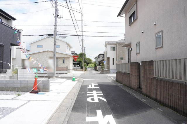越谷市弥栄町4丁目 新築分譲住宅 全3棟 3号棟の前面道路含む現地写真