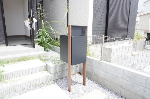 越谷市弥栄町4丁目 新築分譲住宅 全3棟 3号棟の設備|インターホン機能・宅配BOX付き門柱