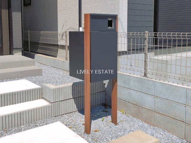 越谷市弥栄町4丁目 新築分譲住宅 全3棟 3号棟のその他|インターホン機能・宅配BOX付き門柱