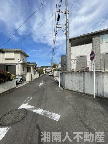 小田原市小竹　中古戸建の前面道路含む現地写真|前面道路含む現地写真です