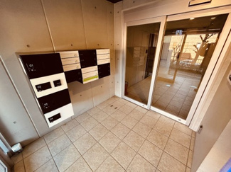 【エントランス】 | ※写真は同一マンション内の別室につきイメージです