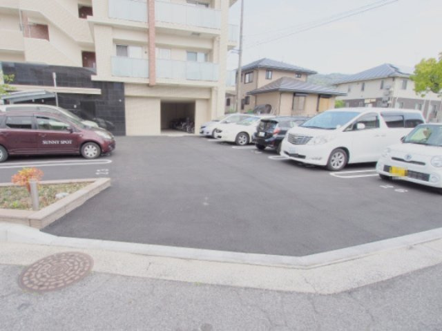 エスト　クローネの駐車場