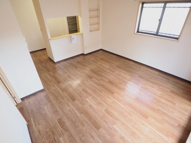 メイプルヒルズの居間・リビング|反転タイプです。※現況優先です。