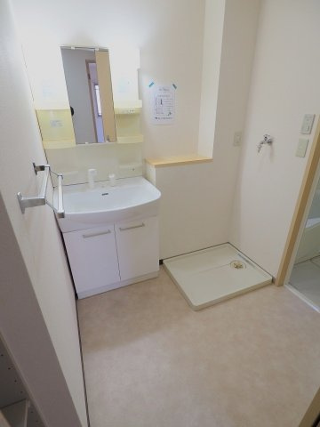 メイプルヒルズの洗面所|反転タイプです。※現況優先です。