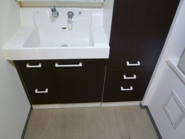 夕陽丘マンションの独立洗面台