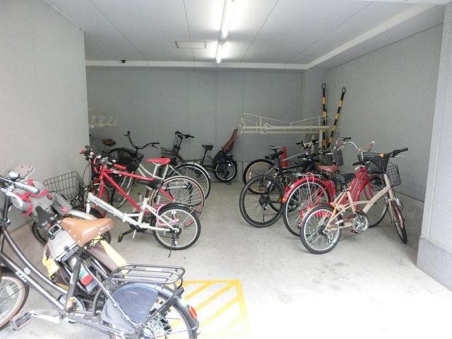 夕陽丘マンションの駐車場