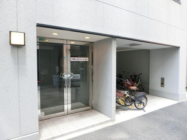 夕陽丘マンションの玄関