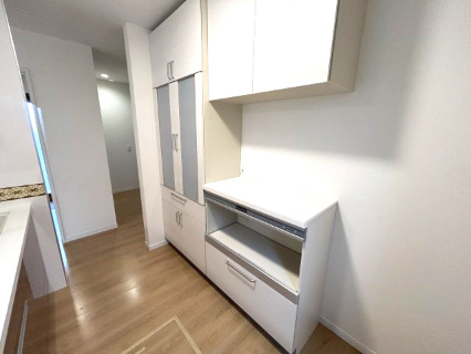 東松山市松山町2丁目　中古戸建のキッチン|備え付けの収納スペースが付いてます