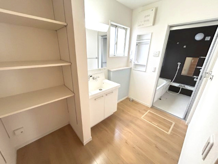 東松山市松山町2丁目　中古戸建の洗面所|タオルやストック用品など収納できる可動棚があります