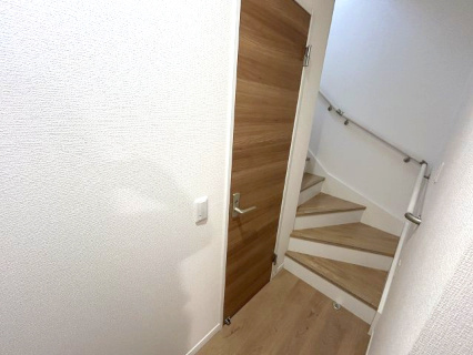 東松山市松山町2丁目　中古戸建の内装|リビング階段