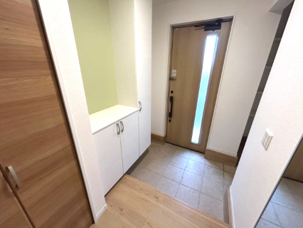 東松山市松山町2丁目　中古戸建の玄関|収納も豊富な玄関