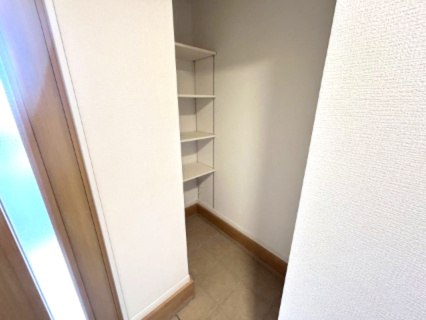 東松山市松山町2丁目　中古戸建の収納|靴だけでなく季節物なども収納できるシューズインクロークがあります