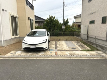東松山市松山町2丁目　中古戸建の駐車場|並列で２台駐車可能です