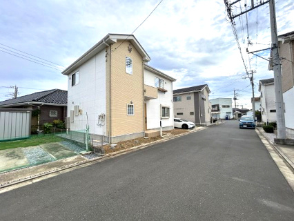 東松山市松山町2丁目　中古戸建の前面道路含む現地写真|西側約6ｍ公道に約17.6ｍ接道