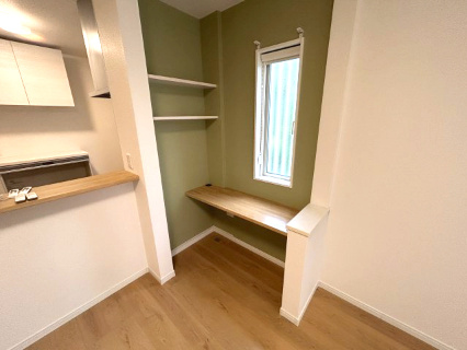 東松山市松山町2丁目　中古戸建の居間・リビング|リビングには色々な用途に使えるスタディカウンターがあります