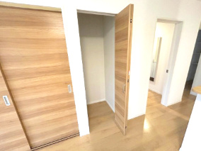 東松山市松山町2丁目　中古戸建の収納|リビング収納があります