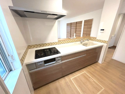 東松山市松山町2丁目　中古戸建のキッチン|作業台も広く使いやすいキッチン台