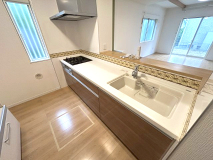 東松山市松山町2丁目　中古戸建のキッチン|床下収納もある広いキッチンスペース