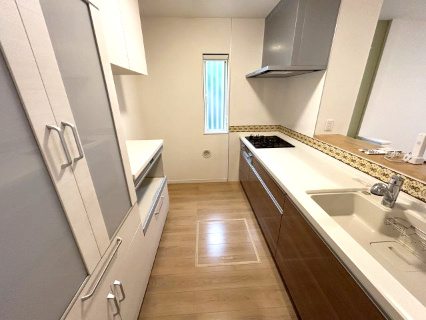 東松山市松山町2丁目　中古戸建のキッチン|窓もあるので明るいキッチンスペース