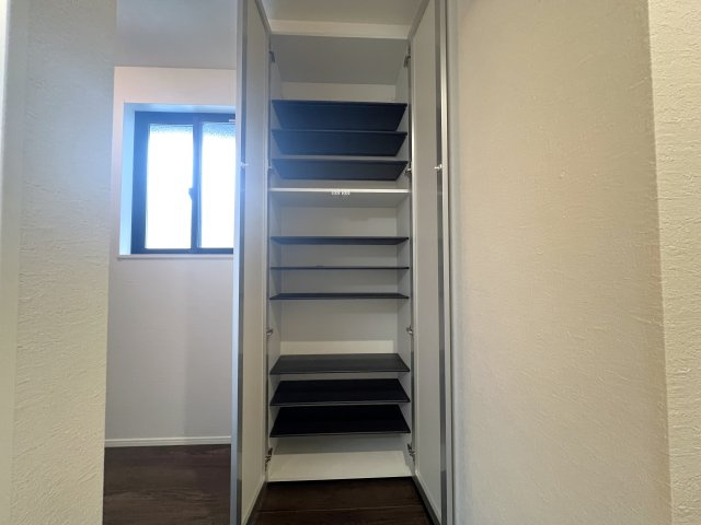 【収納】 | 川崎区京町一丁目戸建 | 玄関シューズボックス姿見つき