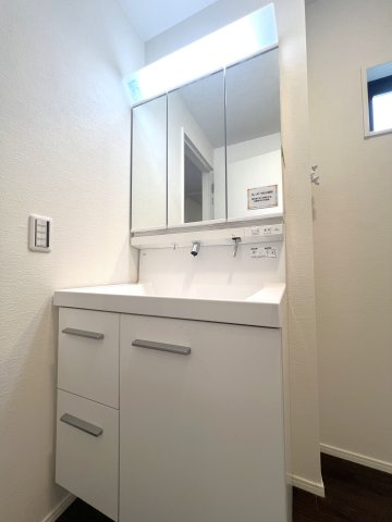 【独立洗面台】 | 川崎区京町一丁目戸建 | 三面鏡付洗面化粧台です。
