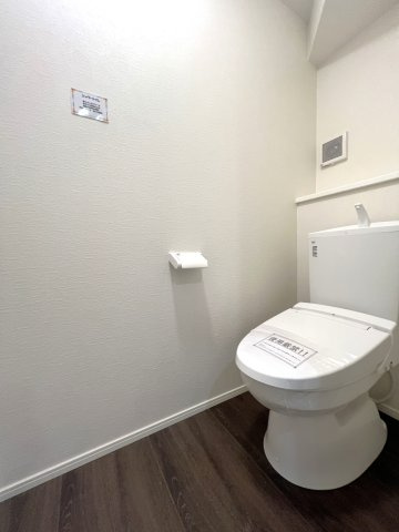 【トイレ】 | 川崎区京町一丁目戸建 | 温水洗浄便座付のトイレです。
