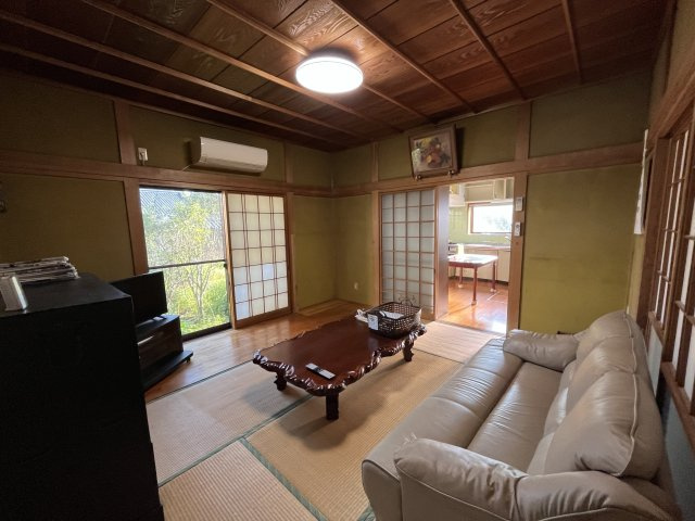 宮崎県串間市塩町　川を眺める平家一戸建て住宅の居間・リビング