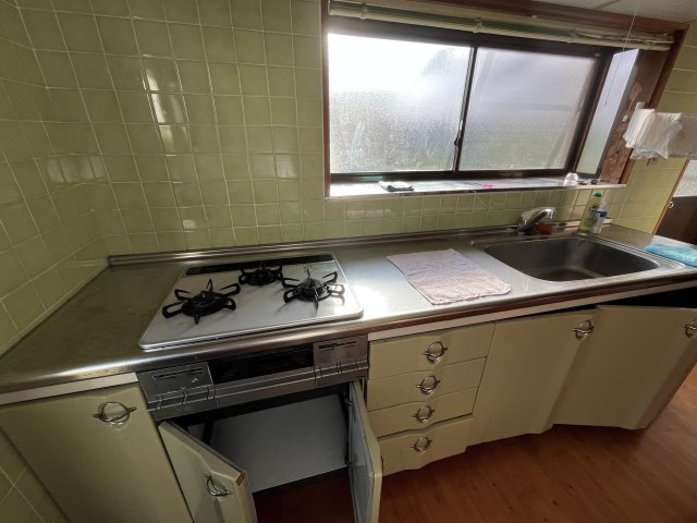 宮崎県串間市塩町　川を眺める平家一戸建て住宅のキッチン|キッチンはガスを使用します