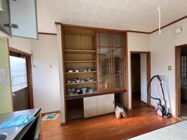 宮崎県串間市塩町　川を眺める平家一戸建て住宅のキッチン|造り付けの食器棚があります
