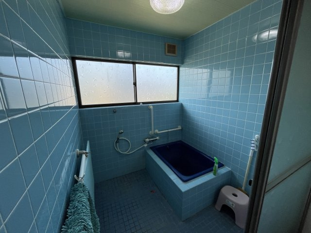 宮崎県串間市塩町　川を眺める平家一戸建て住宅の浴室|温水は灯油ボイラーを使用します